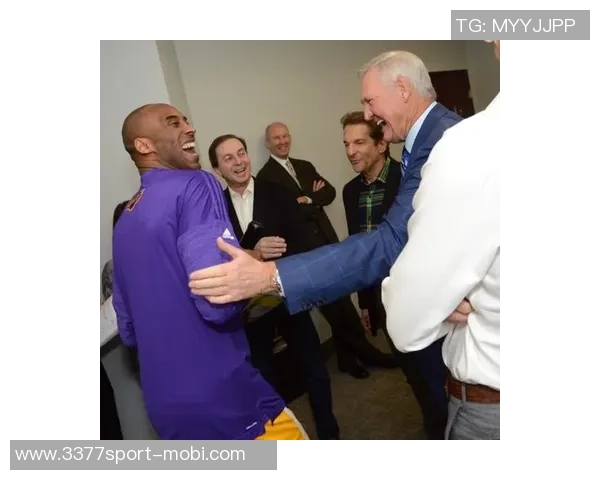 库里虽因伤缺阵但热情与小球迷互动合影展现亲和力